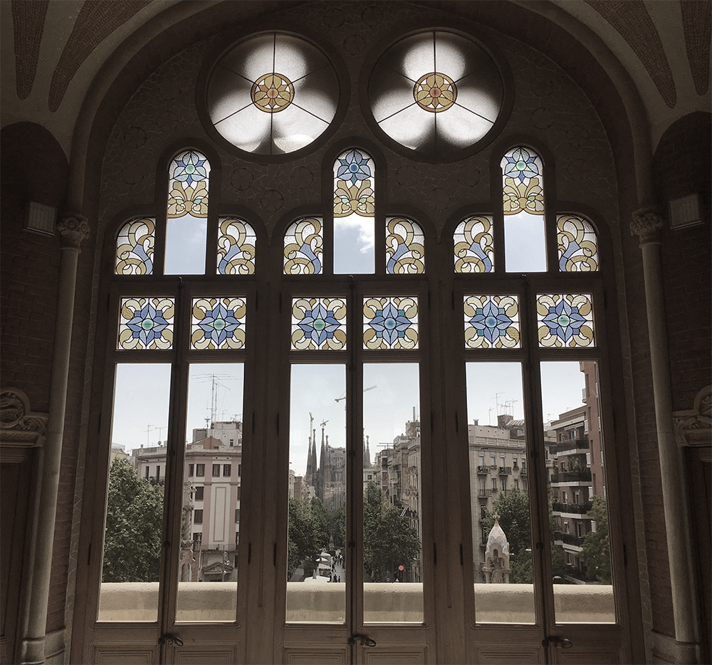 Blick aus dem Verwaltungsgebäude des Hospital san Pau zur Sagrada Familia