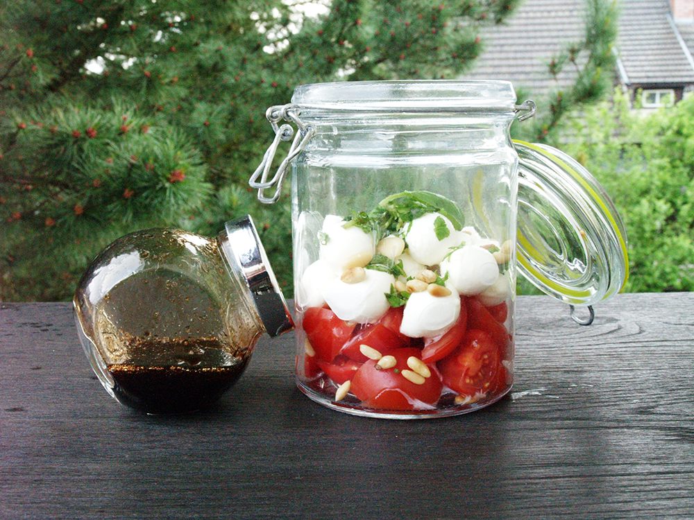 Caprese Tomaten Mozarella Salat mit Dressing