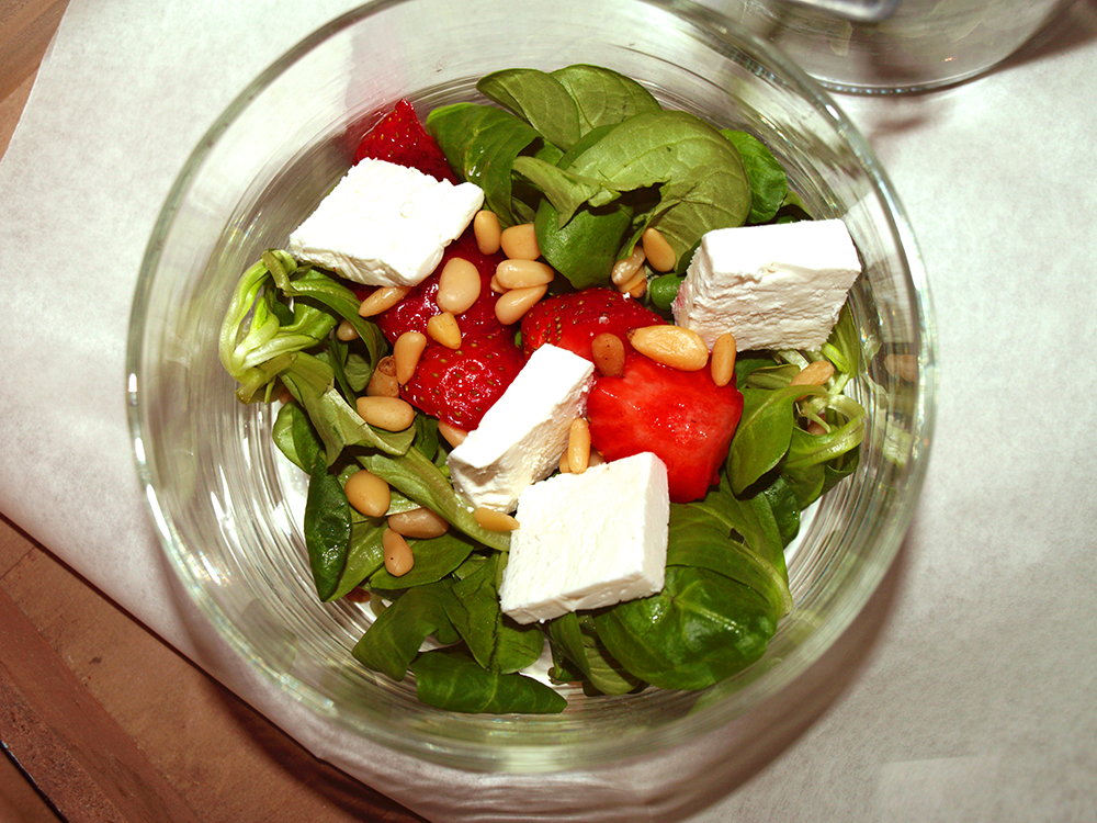 Salat mit Erdbeeren, Ziegenkäse und Ahornsirup