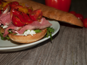 Steak Baguette mit gegrillten Paprika und Tomaten